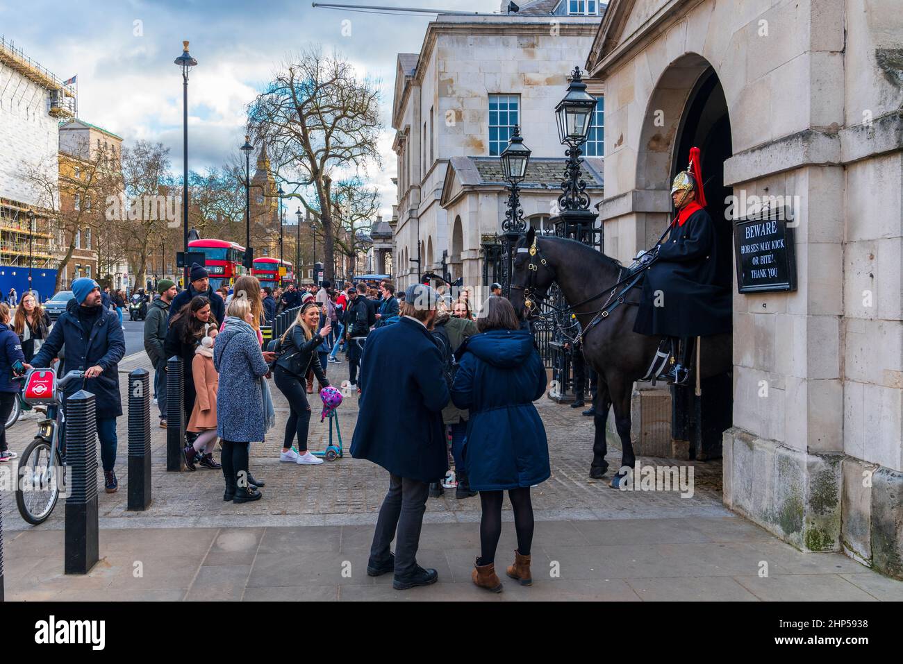 Un guardia solitario en las afueras de Horse Guards en Whitehall, Londres, Reino Unido, Europa. Foto de stock