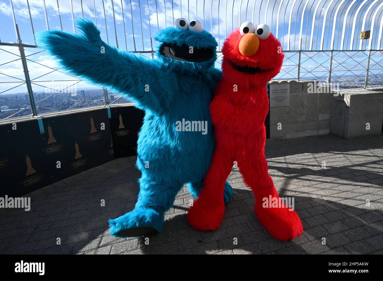 Nueva York, Estados Unidos. 18th Feb 2022. Cookie Monster y Elmo Visite el  Empire State Building para celebrar el regreso de “Sesame Street Live” en  Madison Square Garden, 18 de febrero de