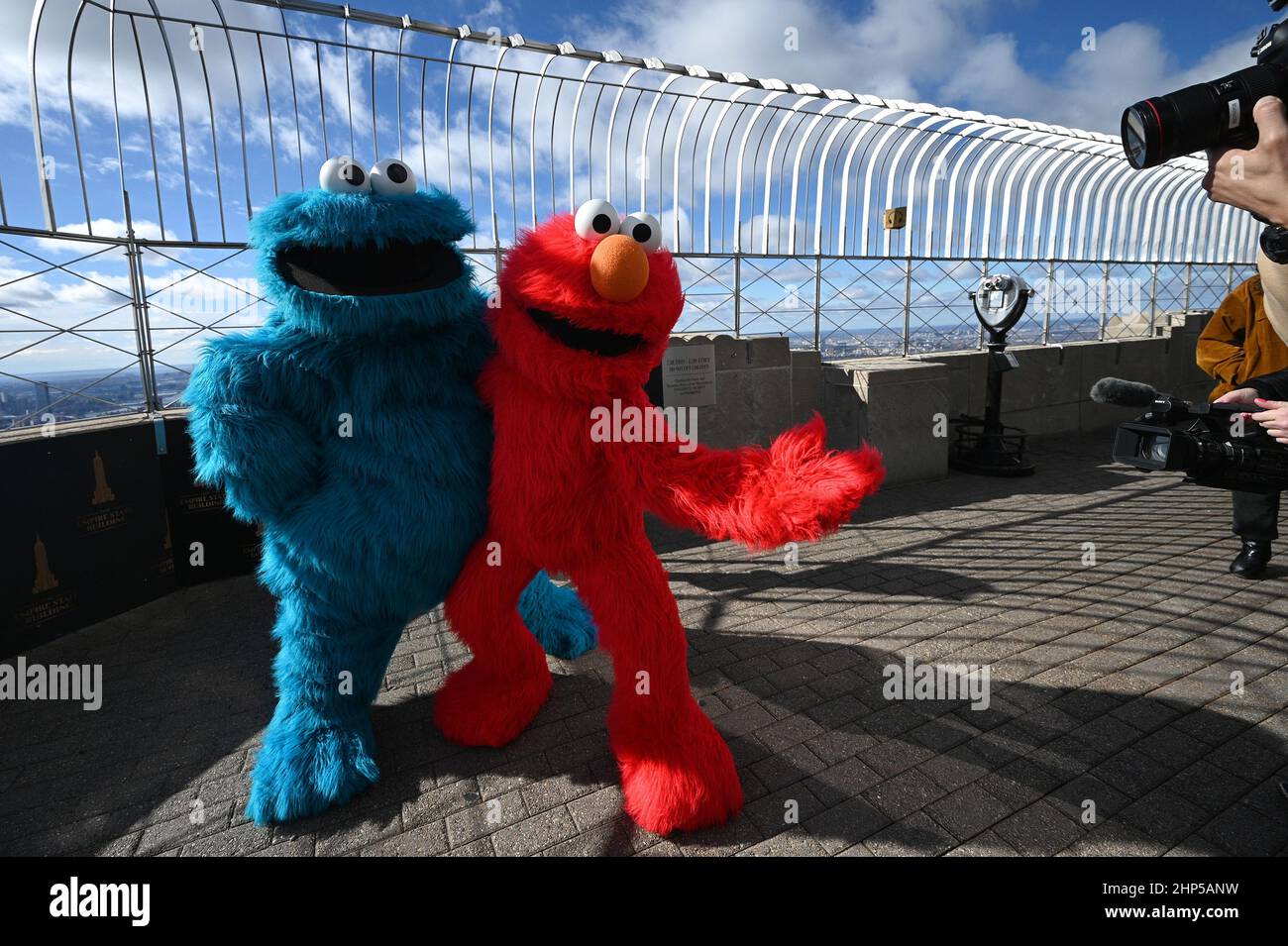 Nueva York, Estados Unidos. 18th Feb 2022. Cookie Monster y Elmo Visite el  Empire State Building para celebrar el regreso de “Sesame Street Live” en  Madison Square Garden, 18 de febrero de