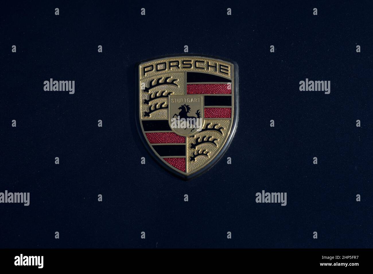 SEPTIEMBRE 2021 - MELUN - FRANCIA: Ver en el logotipo de Porsche que es una  marca famosa de coche Fotografía de stock - Alamy