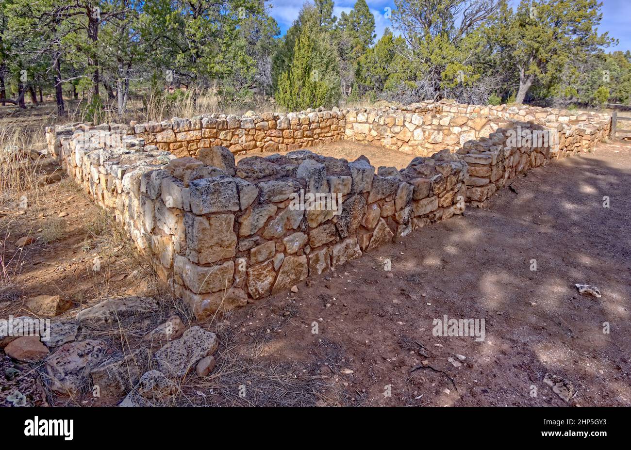 Ruinas indias de Sinagua cerca de Walnut Canyon Arizona. Estas ruinas están situadas justo fuera del cañón. Las ruinas son administradas por el Parque Nacional SE Foto de stock