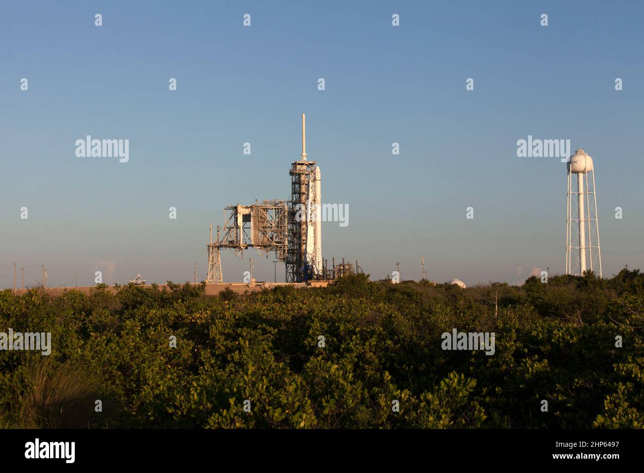 Como un cohete Falcon 9 está listo para el despegue en el Complejo de Lanzamiento 39A del Centro Espacial Kennedy. El cohete impulsará una nave espacial de reabastecimiento del Dragón a la Estación Espacial Internacional. El despegue está programado para las 12:31 p.m. EDT. Foto de stock