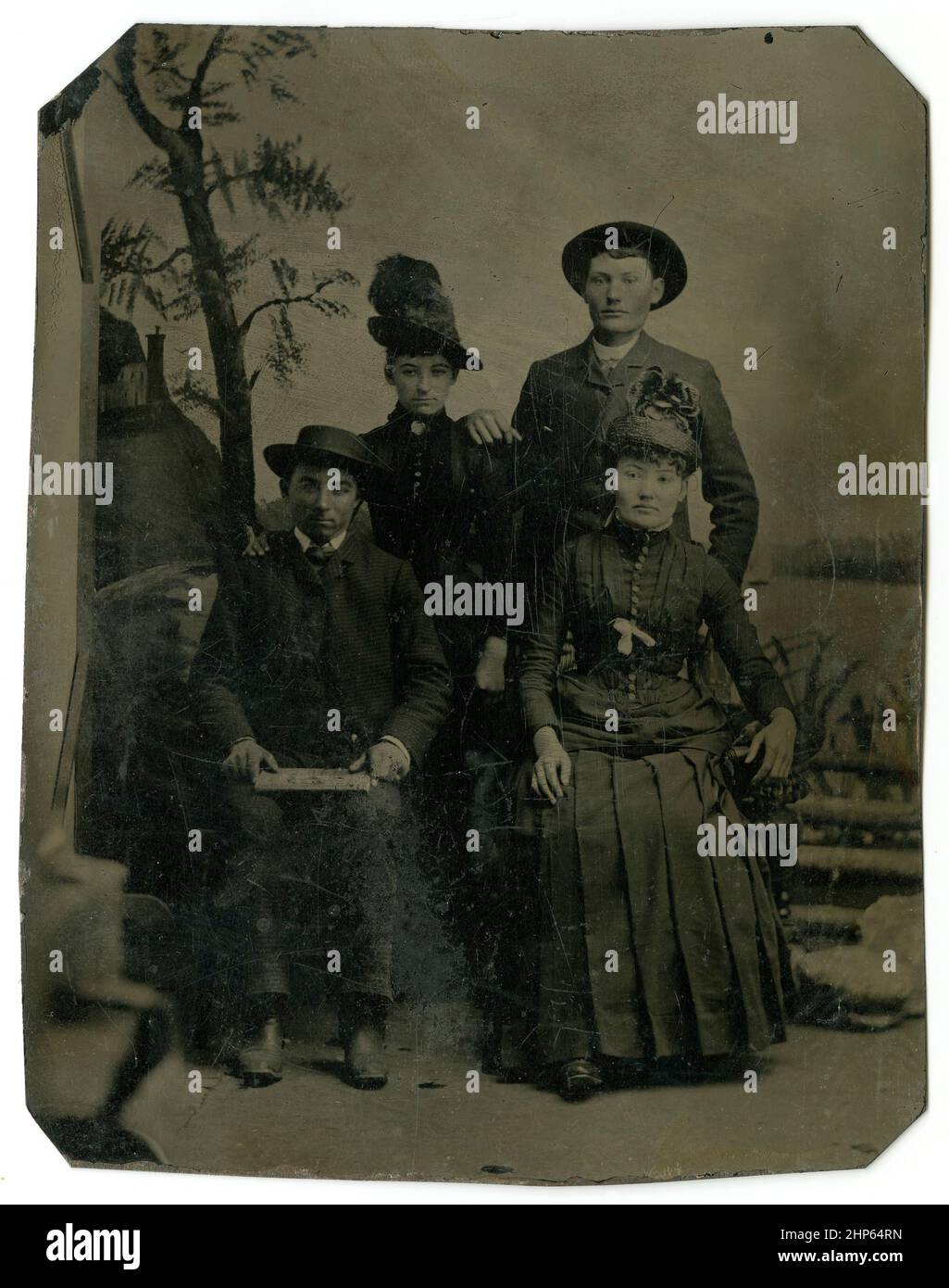 Fotografía antigua de alrededor de 1860 tintype, dos parejas. Ubicación desconocida, EE.UU. FUENTE: TITIPO ORIGINAL Foto de stock