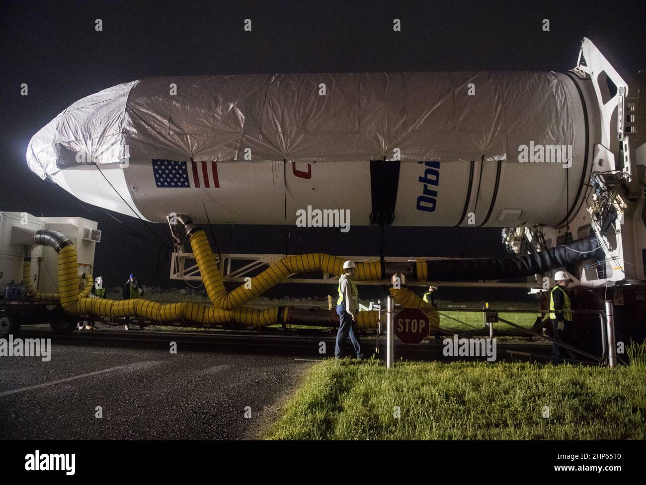 Un cohete orbital ATK es visto como se lanza para lanzar Pad-0A en Wallops Flight Facility el jueves, 17 de mayo de 2018 en Wallops Island, VA. El Antares lanzará una nave espacial Cygnus en una misión de reabastecimiento de carga a la Estación Espacial Internacional. Foto de stock