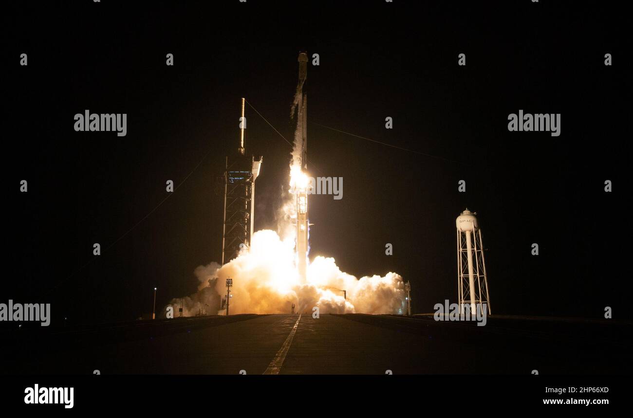 Un cohete SpaceX Falcon 9 que transporta la nave espacial Crew Dragon de la compañía se lanza en la misión SpaceX Crew-2 de la NASA a la Estación Espacial Internacional con los astronautas de la NASA Shane Kimbrough y Megan McArthur, astronauta de la ESA (Agencia Espacial Europea) Thomas Pesquet, Akihiko Hoshide, astronauta de la Agencia Japonesa de Exploración Aeroespacial (JAXA), a bordo del viernes 23 de abril de 2021, en el Centro Espacial Kennedy de la NASA en Florida. Foto de stock