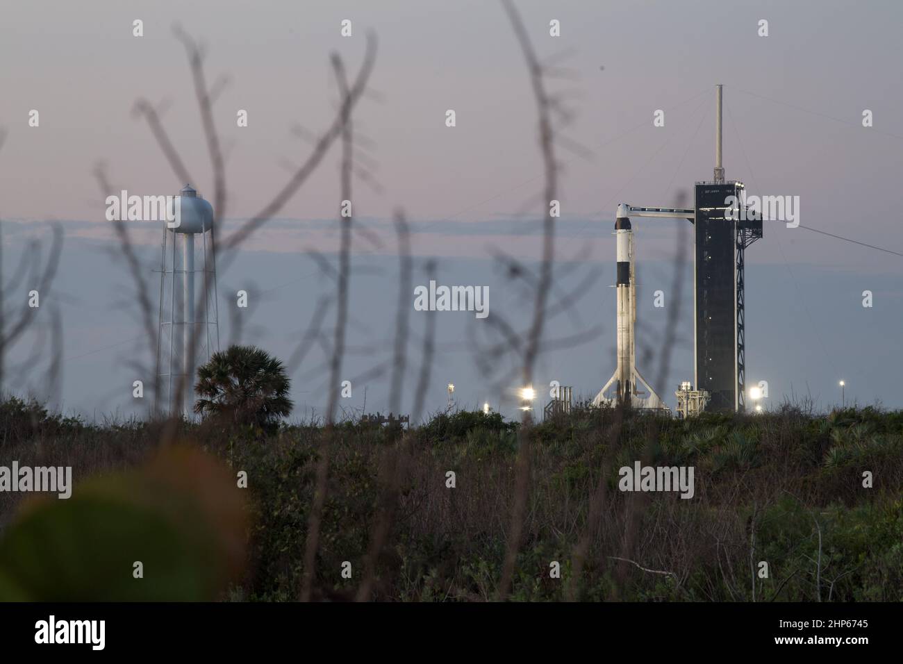 Un cohete SpaceX Falcon 9 con la nave espacial Crew Dragon de la compañía a bordo se ve al amanecer en el panel de lanzamiento del Complejo de Lanzamiento 39A mientras continúan los preparativos para la misión Crew-2, el jueves 22 de abril de 2021, en el Centro Espacial Kennedy de la NASA en Florida. Foto de stock