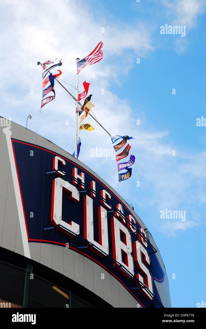 Las banderas del equipo vuelan sobre Wrigley Field, hogar de los Chicago Cubs Foto de stock