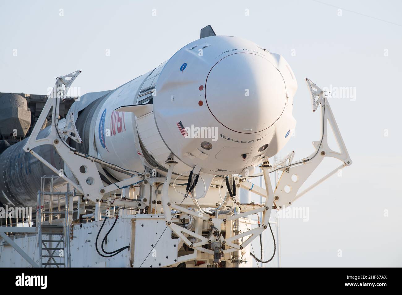 Un cohete SpaceX Falcon 9 con la nave espacial Crew Dragon de la compañía a bordo se ve como se enrolla para lanzar el Complejo 39A mientras continúan los preparativos para la misión Crew-2, el viernes 16 de abril de 2021, en el Centro Espacial Kennedy de la NASA en Florida. La misión SpaceX Crew-2 de la NASA es la segunda misión de rotación de la tripulación de la nave espacial SpaceX Crew Dragon y del cohete Falcon 9 a la Estación Espacial Internacional como parte del Programa de Crew Comercial de la agencia Foto de stock