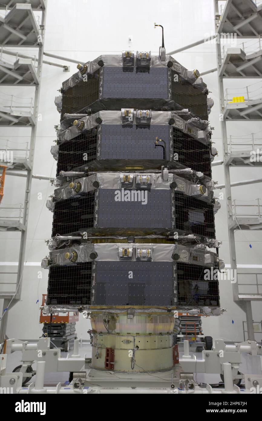 En una sala limpia en la instalación de Operaciones Espaciales Astrotech en Titusville, Florida, el procesamiento de los observatorios Multiescala Magnetosféricos (MMS) de la NASA está completo, y están listos para ser encerrados en una carenado de carga útil Atlas para el lanzamiento de Ca. 2015 Foto de stock