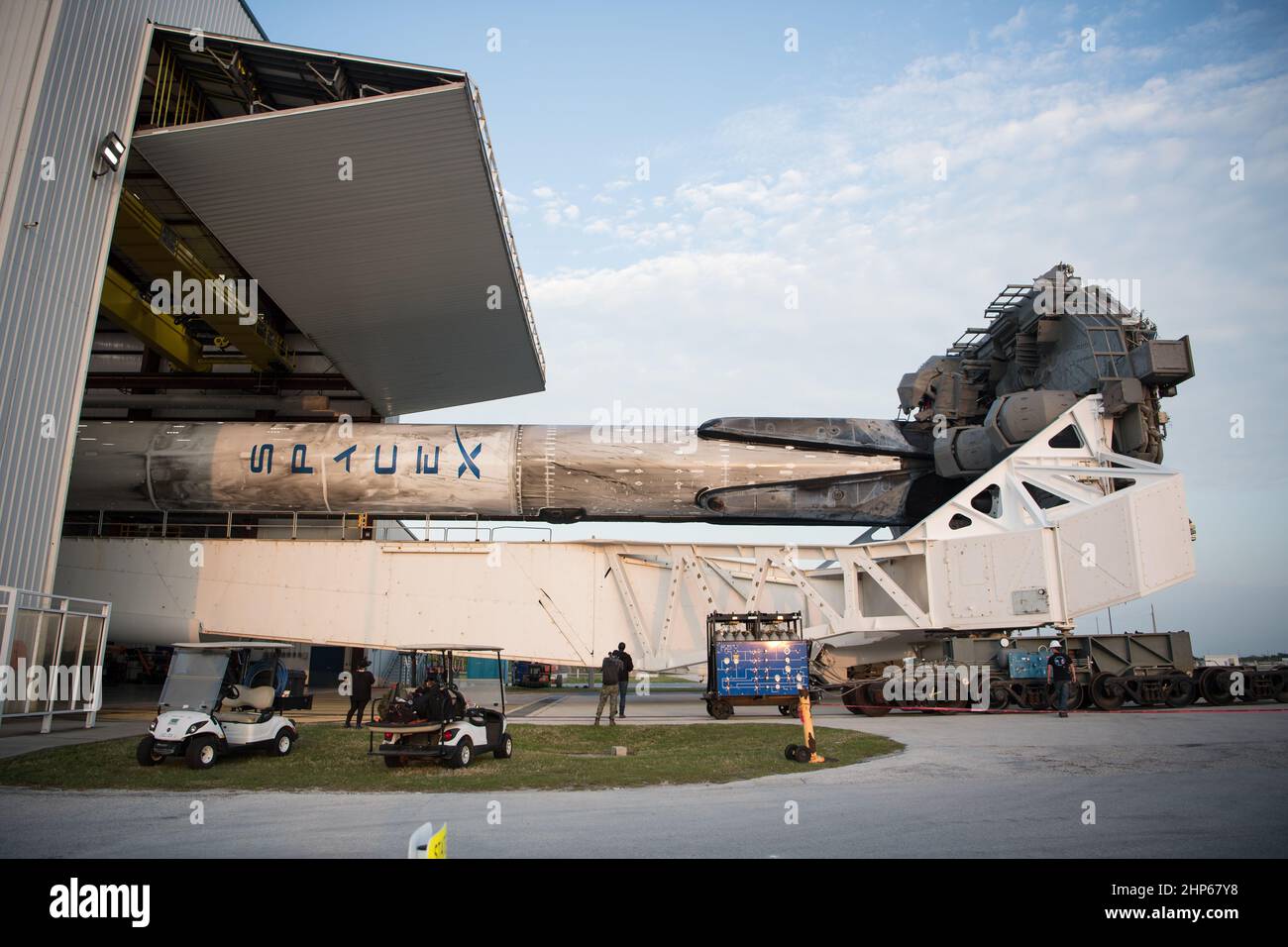 Un cohete SpaceX Falcon 9 con la nave espacial Crew Dragon de la compañía a bordo se ve como se desenrolla de la instalación de integración horizontal en el Complejo de Lanzamiento 39A mientras continúan los preparativos para la misión Crew-2, el viernes 16 de abril de 2021, en el Centro Espacial Kennedy de la NASA en Florida. La misión SpaceX Crew-2 de la NASA es la segunda misión de rotación de la tripulación de la nave espacial SpaceX Crew Dragon y del cohete Falcon 9 a la Estación Espacial Internacional como parte del Programa de Crew Comercial de la agencia. Foto de stock