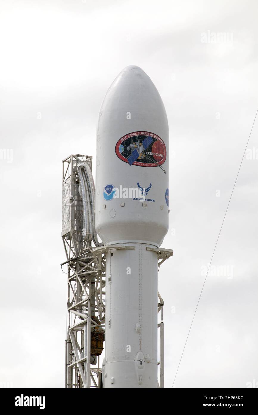El carenado de carga útil que protege la nave espacial del Observatorio de Clima de Espacio Profundo de NOAA, o DSCOVR, encabeza el cohete SpaceX Falcon 9, que se levantará a las 6:10 p.m. EST del Complejo de Lanzamiento Espacial 40 en la Estación de la Fuerza Aérea de Cabo Cañaveral en Florida ca. 8 de febrero de 2015 Foto de stock