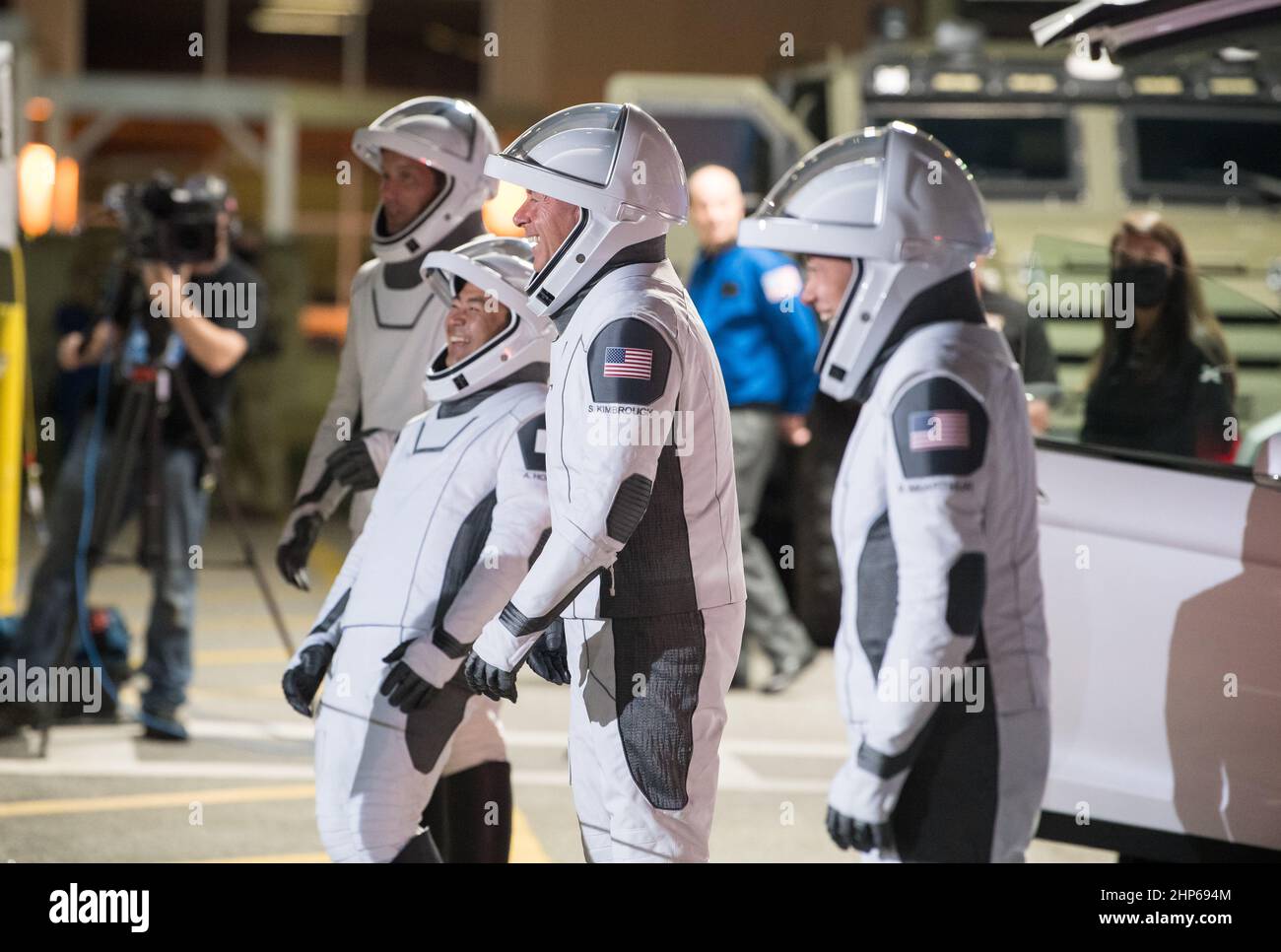 De izquierda a derecha, el astronauta de la ESA (Agencia Espacial Europea) Thomas Pesquet, el astronauta de la Agencia Japonesa de Exploración Aeroespacial (JAXA) Akihiko Hoshide, Y los astronautas de la NASA Shane Kimbrough y Megan McArthur, son vistos mientras se preparan para salir del Edificio de Operaciones y Chequeo Neil A. Armstrong para el Complejo de Lanzamiento 39A durante un ensayo de vestuario antes del lanzamiento de la misión del Equipo-2, el domingo 18 de abril de 2021, en el Centro Espacial Kennedy de la NASA en Florida. Foto de stock