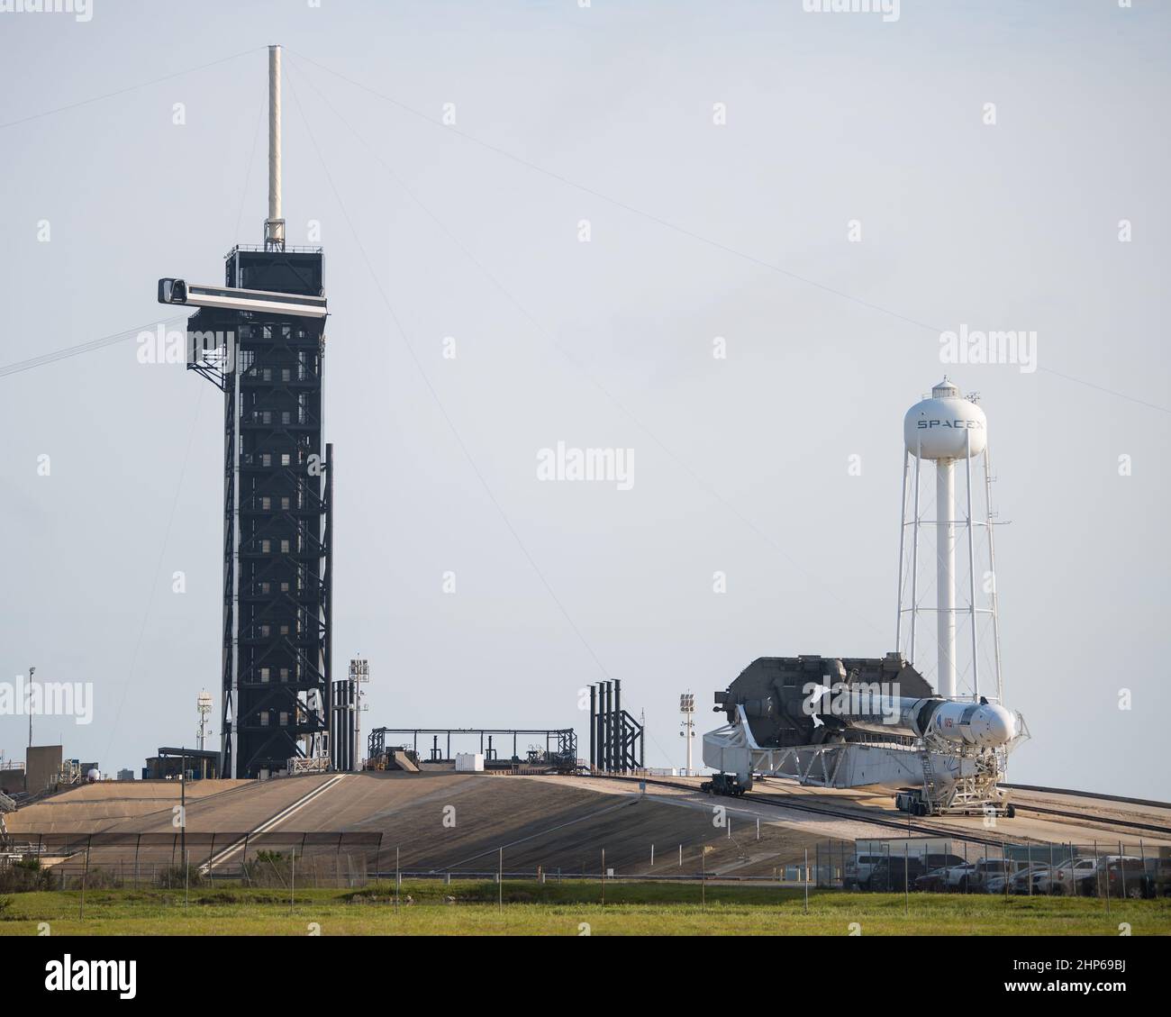 Un cohete SpaceX Falcon 9 con la nave espacial Crew Dragon de la compañía a bordo se ve como se enrolla para lanzar el Complejo 39A mientras continúan los preparativos para la misión Crew-2, el viernes 16 de abril de 2021, en el Centro Espacial Kennedy de la NASA en Florida. Foto de stock