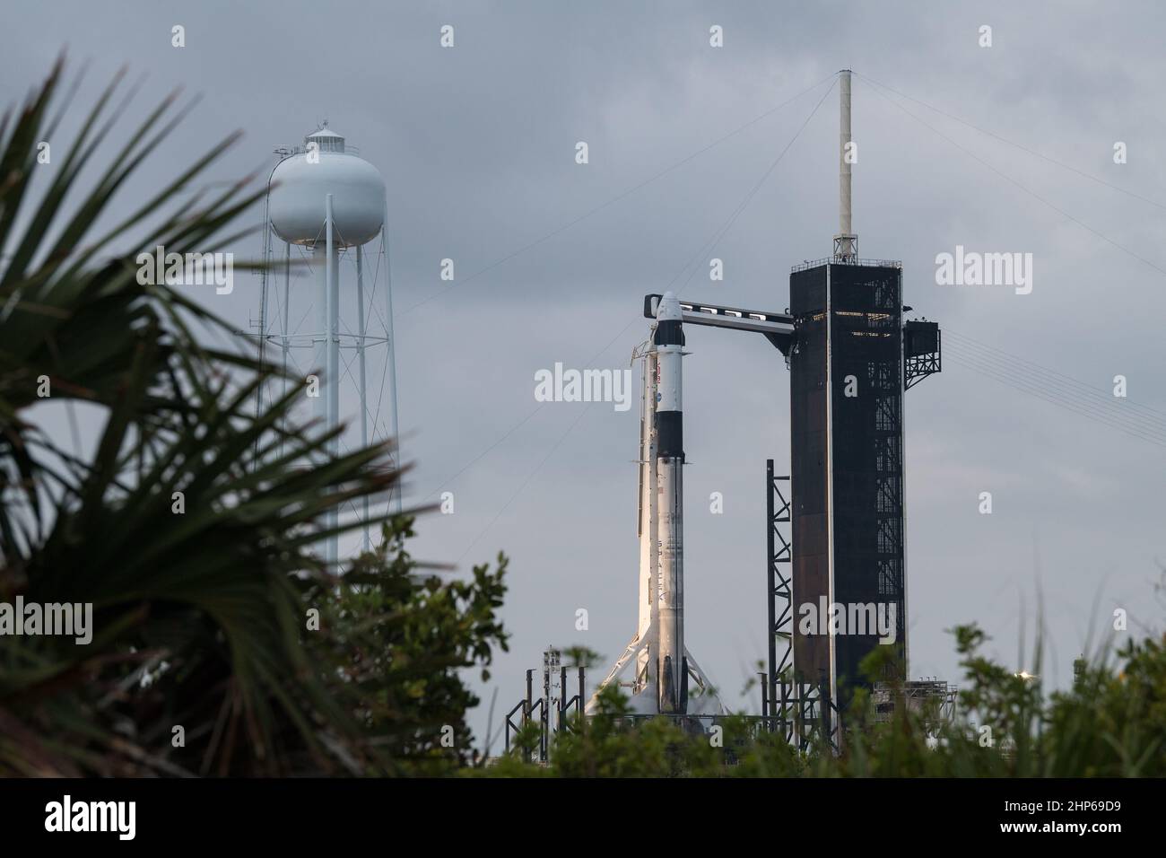 Un cohete SpaceX Falcon 9 con la nave espacial Crew Dragon de la compañía a bordo se ve en el panel de lanzamiento del Complejo de Lanzamiento 39A mientras continúan los preparativos para la misión Crew-2, el miércoles 21 de abril de 2021, en el Centro Espacial Kennedy de la NASA en Florida. La misión SpaceX Crew-2 de la NASA es la segunda misión de rotación de la tripulación de la nave espacial SpaceX Crew Dragon y del cohete Falcon 9 a la Estación Espacial Internacional como parte del Programa de Crew Comercial de la agencia. Foto de stock