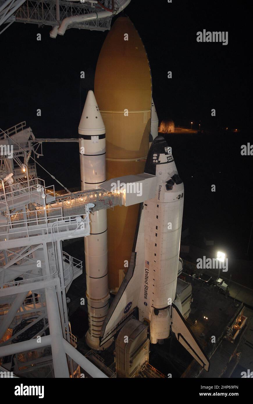 En la plataforma de lanzamiento 39A en el Centro Espacial Kennedy de la NASA en Florida, el brazo de acceso orbitador y la Sala Blanca se extienden hacia el esfuerzo del transbordador espacial después de retroceder la estructura de servicio giratorio ca. 2008 Foto de stock