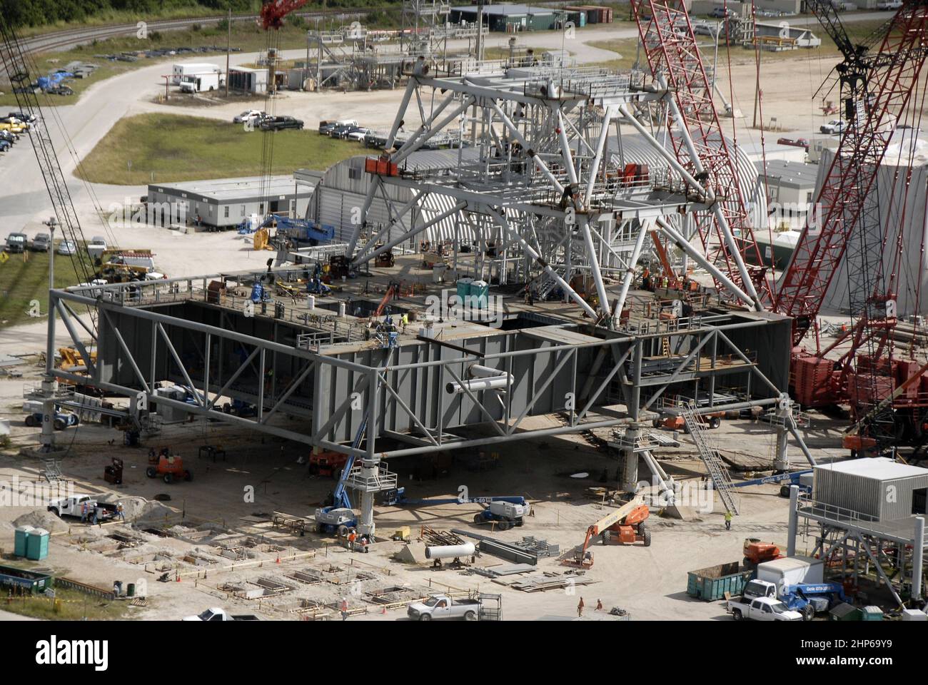 En el Centro Espacial Kennedy de la NASA en Florida, el área del parque de lanzadores móviles está retumbada con actividad mientras los trabajadores construyen un nuevo lanzador móvil, o ML, para el Programa Constelación Foto de stock