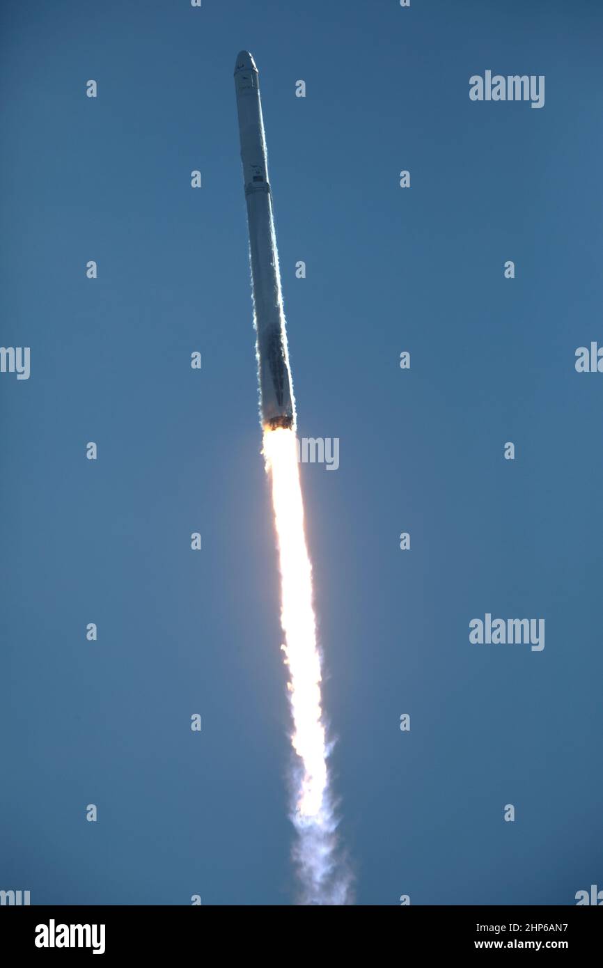El vehículo de lanzamiento Falcon 9 de dos etapas levanta el Complejo de Lanzamiento Espacial 40 en la Estación de la Fuerza Aérea de Cabo Cañaveral, transportando la nave espacial de reabastecimiento Dragon a la Estación Espacial Internacional. El despegue fue a las 10:36 a.m. EST. En su misión de servicios de reabastecimiento comercial de 13th a la Estación Espacial Internacional, Dragon aportará suministros, equipo y nuevos experimentos científicos para la investigación tecnológica. La nave espacial SpaceX Dragon entregará alrededor de 4.800 libras de carga y material para apoyar las investigaciones científicas a bordo de la estación espacial. Foto de stock