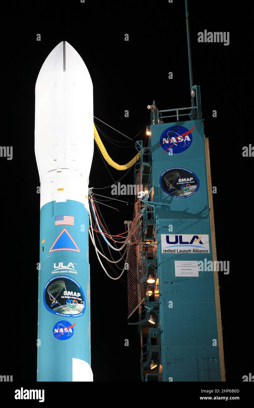 El pórtico de lanzamiento se retroceda para revelar el cohete Delta II de la Alianza de Lanzamiento Unida con el satélite activo pasivo de humedad del suelo, o SMAP, a bordo, en el Complejo de Lanzamiento Espacial 2 en la Base de la Fuerza Aérea de Vandenberg, California Ca. 2015 Foto de stock