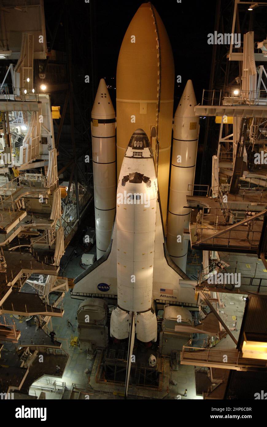 En el edificio de la Asamblea de Vehículos en el Centro Espacial Kennedy de la NASA en Florida, un transportador de oruga lentamente rueda el transbordador espacial Atlantis fuera de High Bay 1 ca. 2009 Foto de stock