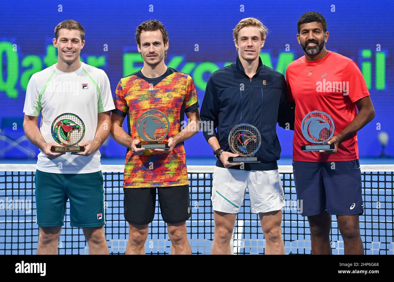 Doha, Qatar. 18th Feb, 2022. Los ganadores Wesley Koolhof (2nd L) de los Países Bajos y Neal Skupski (1st L) de Gran Bretaña posan con los finalistas Rohan Bopanna (1st R) de India y Denis Shapovalov de Canadá después de la final de dobles del partido de tenis ATP Qatar Open en el complejo internacional de tenis Khalifa en Doha, Capital de Qatar, 18 de febrero de 2022. Crédito: Nikku/Xinhua/Alamy Live News Foto de stock