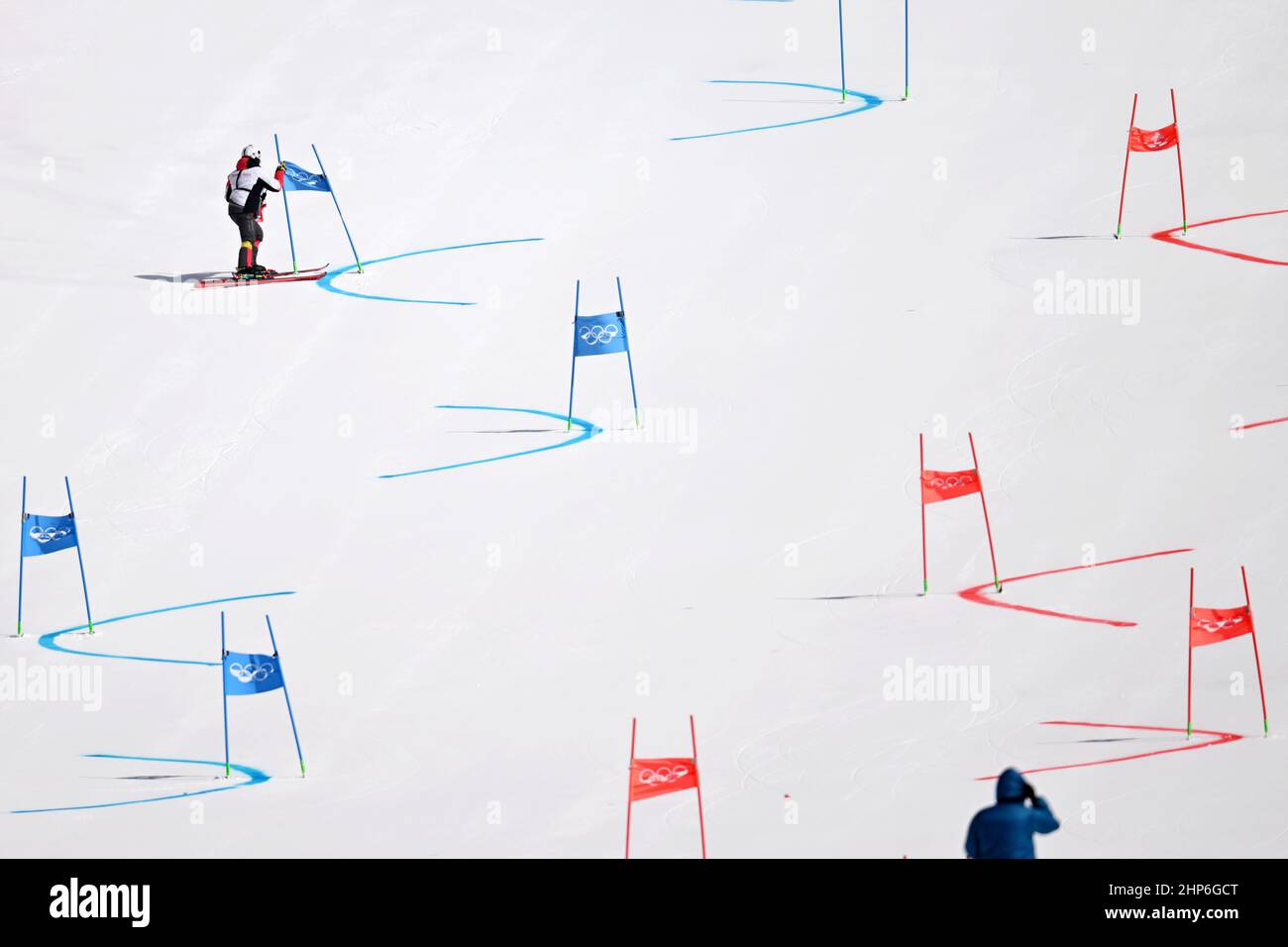 Pekín, China. 19th Feb, 2022. Un trabajador desmantela las puertas después de que el equipo mixto de esquí alpino paralelo de los Juegos Olímpicos de Invierno de Beijing 2022 se reprograman en el Centro Nacional de Esquí Alpino en el Distrito Yanqing, Beijing, capital de China, 19 de febrero de 2022. El viento ha obligado a cancelar el sábado el equipo mixto de esquí alpino olímpico de Pekín. Crédito: Zhang Chenlin/Xinhua/Alamy Live News Foto de stock