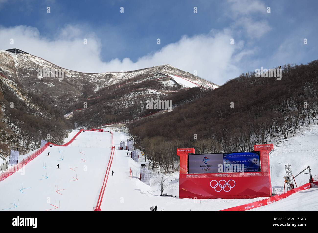 Pekín, China. 19th Feb, 2022. Foto tomada el 19 de febrero de 2022 muestra la pista para el equipo mixto de esquí alpino paralelo en el Centro Nacional de Esquí Alpino en el Distrito Yanqing, Beijing, capital de China. El viento ha obligado a cancelar el sábado el equipo mixto de esquí alpino olímpico de Pekín. Crédito: Chen Bin/Xinhua/Alamy Live News Foto de stock