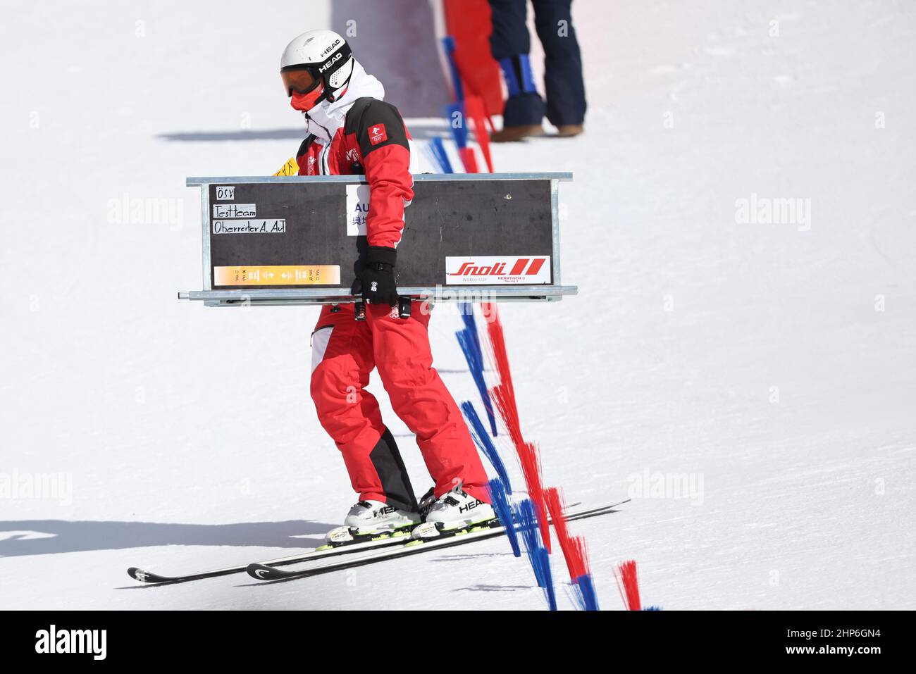 Pekín, China. 19th Feb, 2022. Un trabajador abandona la arena después de que el equipo mixto de esquí alpino paralelo de los Juegos Olímpicos de Invierno de Beijing 2022 se reprograman en el Centro Nacional de Esquí Alpino en el Distrito Yanqing, Beijing, capital de China, 19 de febrero de 2022. El viento ha obligado a cancelar el sábado el equipo mixto de esquí alpino olímpico de Pekín. Crédito: Chen Bin/Xinhua/Alamy Live News Foto de stock