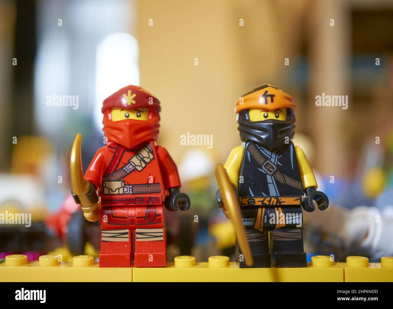 La marca LEGO negro Ninjago ninja juguete figura con un arma sobre