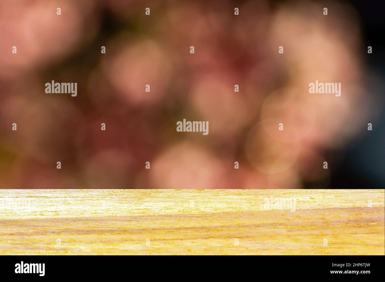 Mesa vacía de madera delante de fondo rosa bokeh abstracto Foto de stock