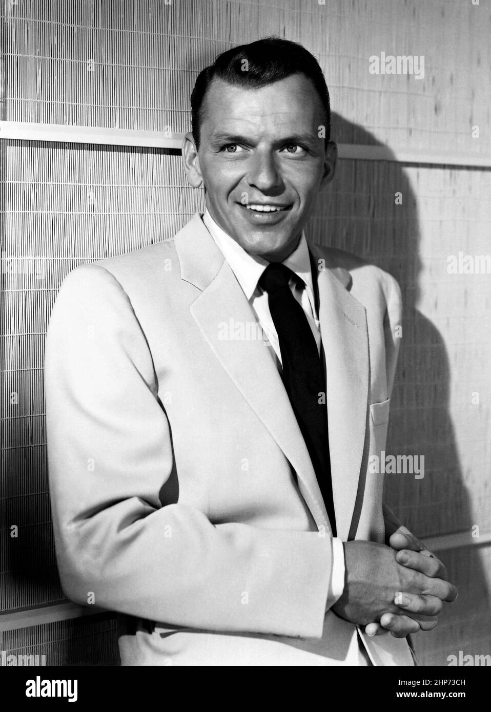Retrato de Frank Sinatra en 1953. NBC Radio lanzó la foto publicitaria a la  prensa para promover su próximo drama de radio Rocky Fortune, protagonizada  por Sinatra en el papel del título