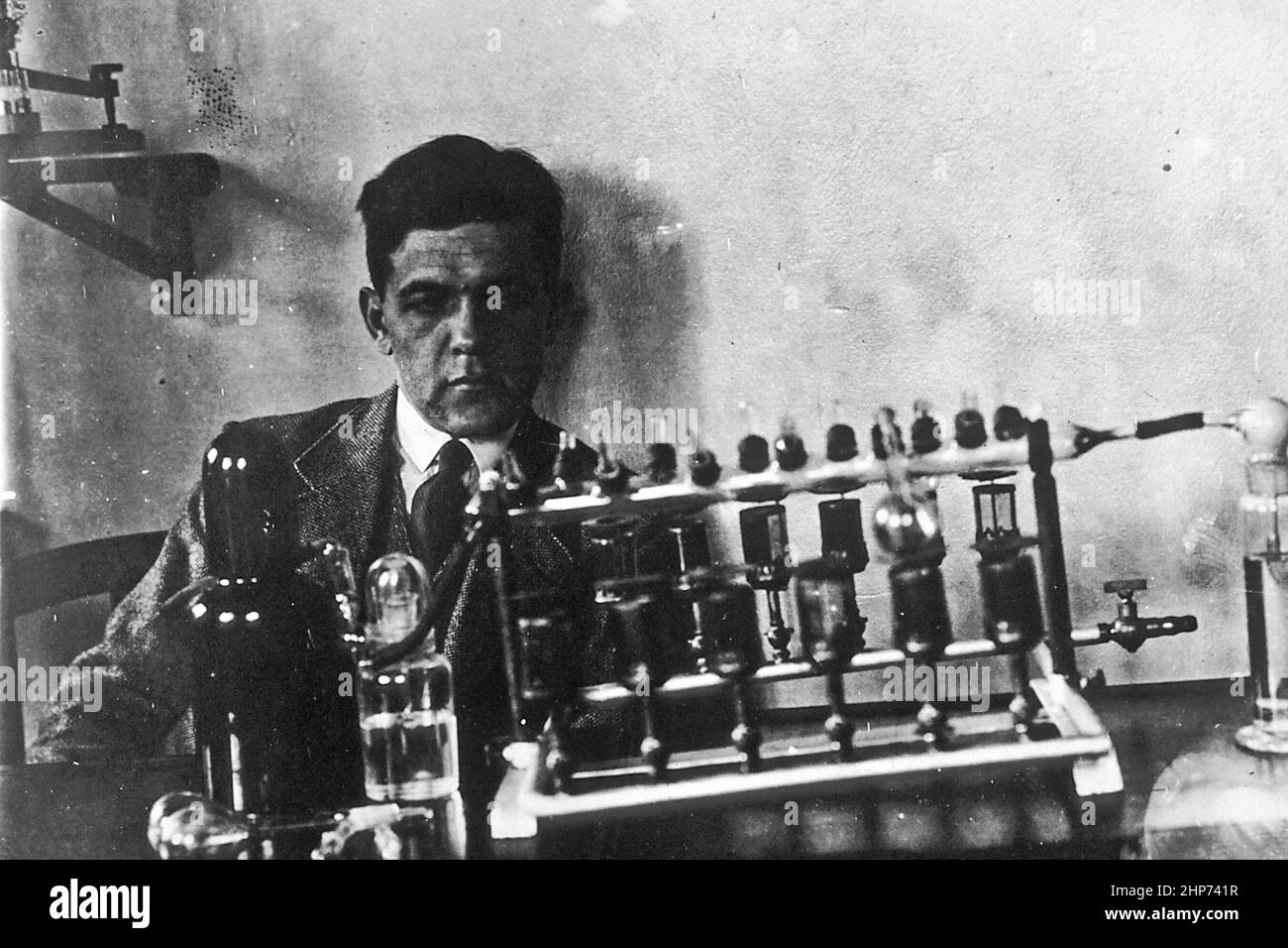 Dr. Hans J. Fuchs sentado detrás de un aparato de digestión sanguínea que detecta cáncer. Universidad Veterinaria de Berlín, Alemania en 1931 Foto de stock