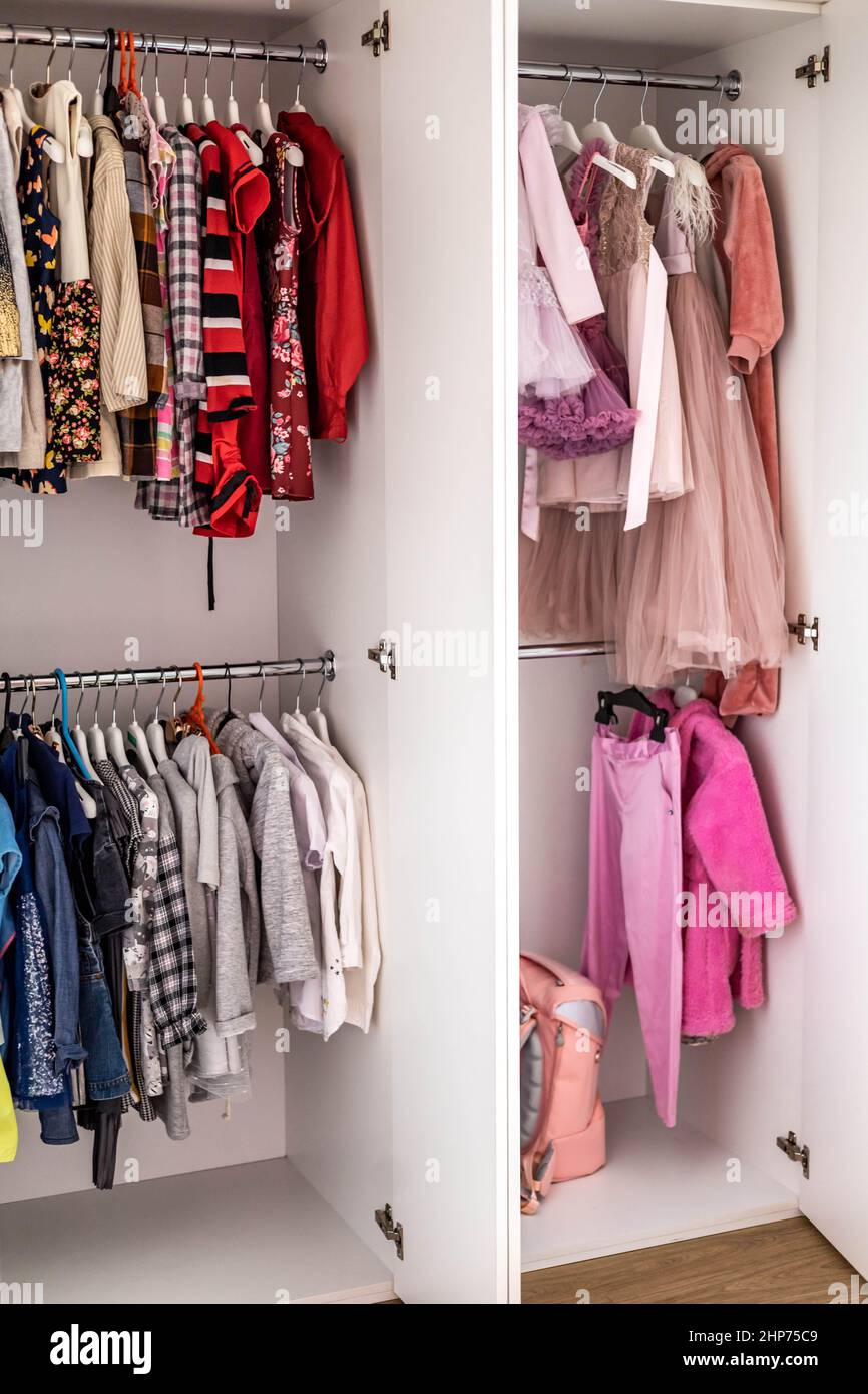 Ropa de armario infantil femenina colgada cómodo almacenamiento vertical  Marie Kondo Método minimalista Fotografía de stock - Alamy