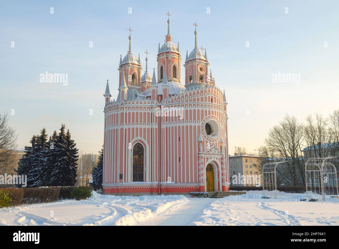 Vista de la antigua Iglesia de la Natividad de Juan el Bautista (Iglesia de Chesme) en un día soleado de diciembre. San Petersburgo, Rusia Foto de stock