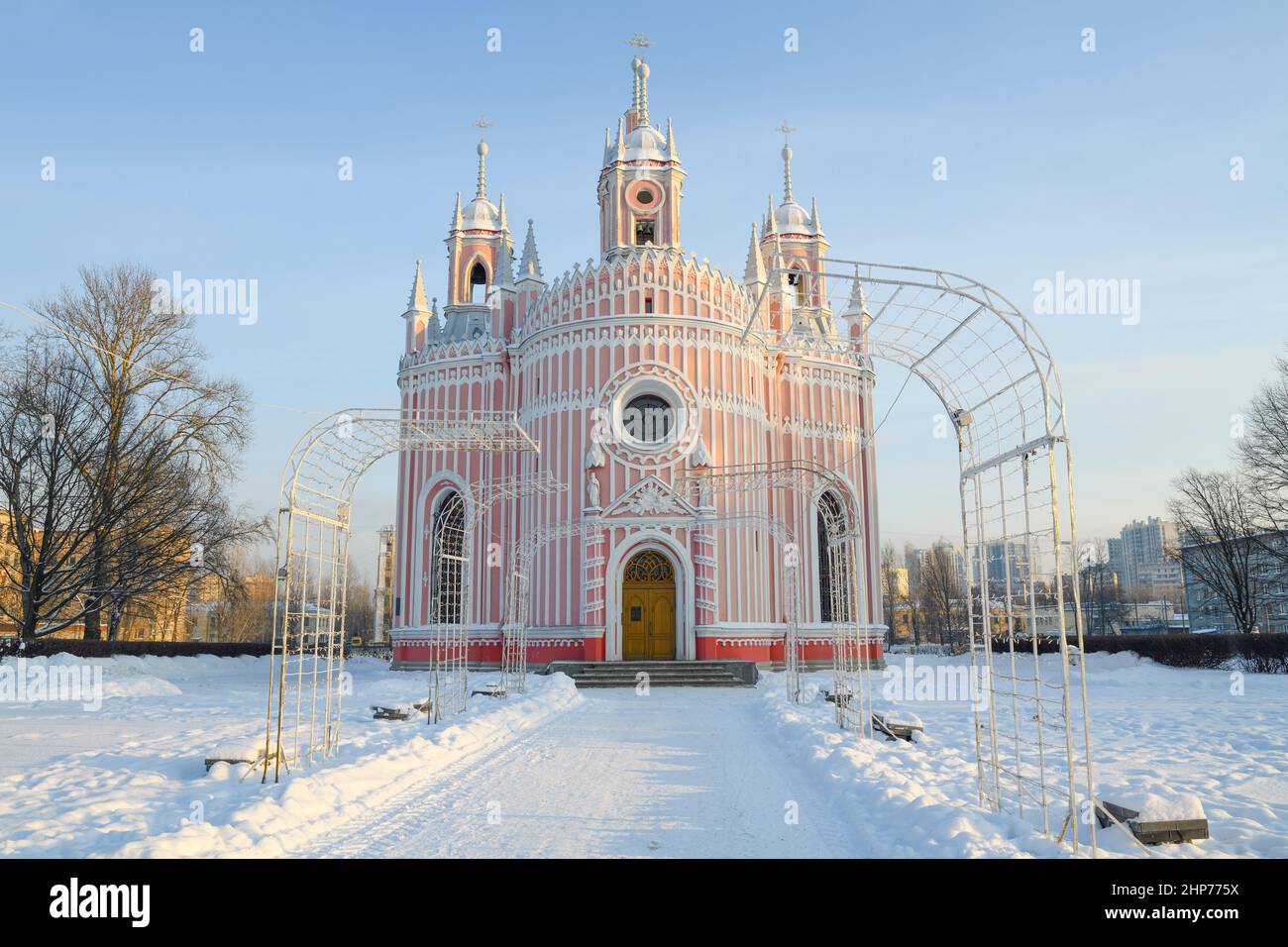 Vista de la antigua iglesia de Chesme (Natividad de Juan el Bautista) en un día soleado de diciembre. San Petersburgo, Rusia Foto de stock