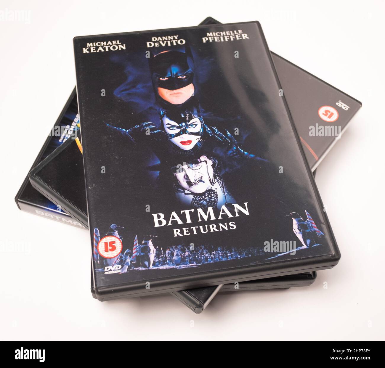 Norwich, Norfolk, Reino Unido – Febrero de 2022. La película de acción de  DVD de Batman Returns, lanzada en 1992, sobre una pila de DVDs aislados en  un fondo blanco llano Fotografía