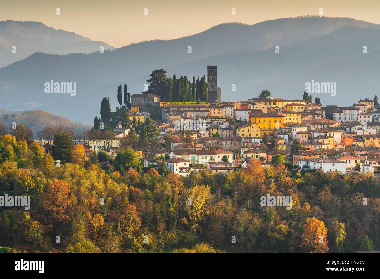 Barga pueblo medieval al atardecer en otoño. Garfagnana, Toscana, Italia Europa Foto de stock