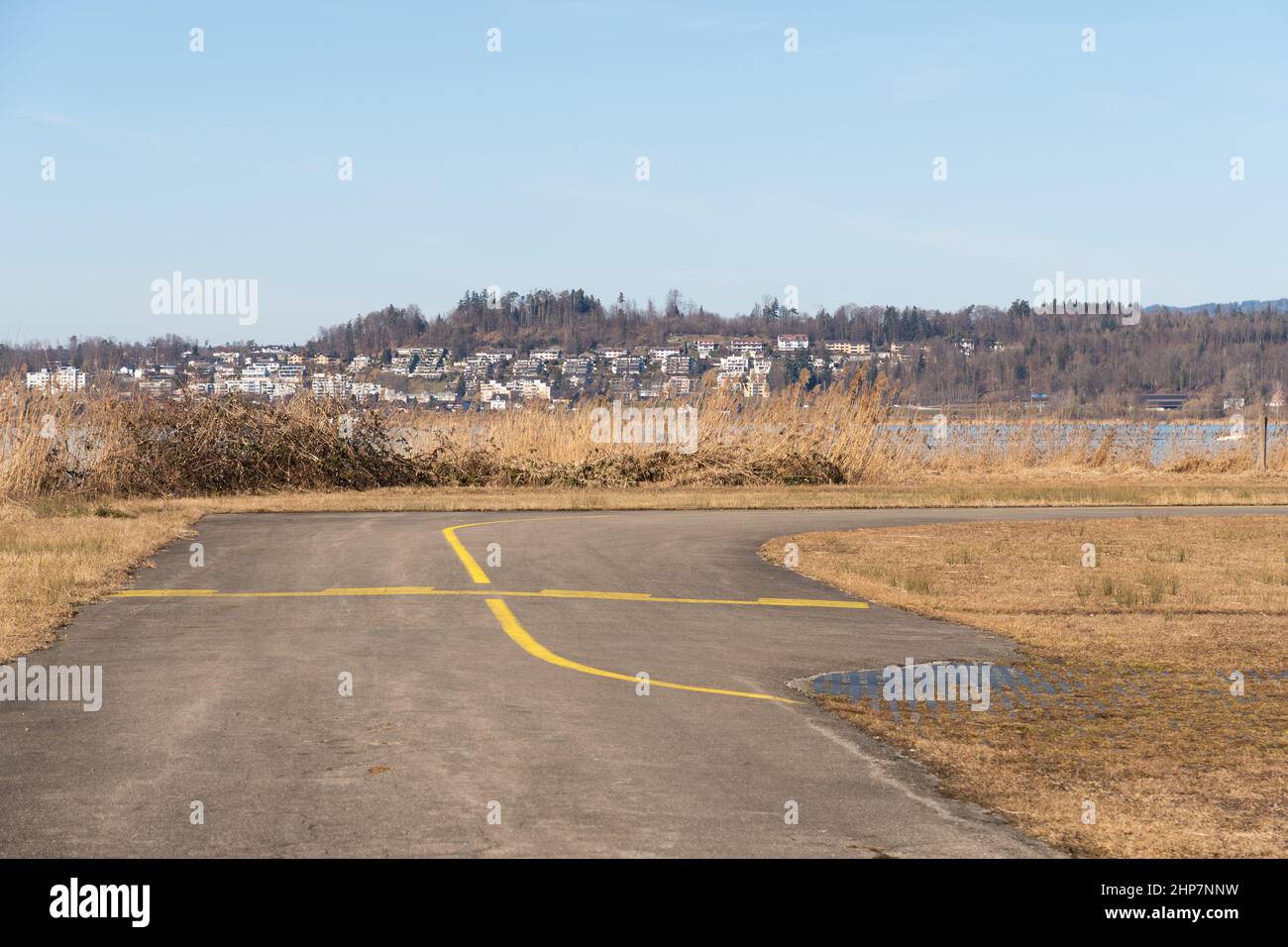 Wangen-Lachen, Suiza, 13 de febrero de 2022 Taxi y pista de aterrizaje en un pequeño aeródromo Foto de stock