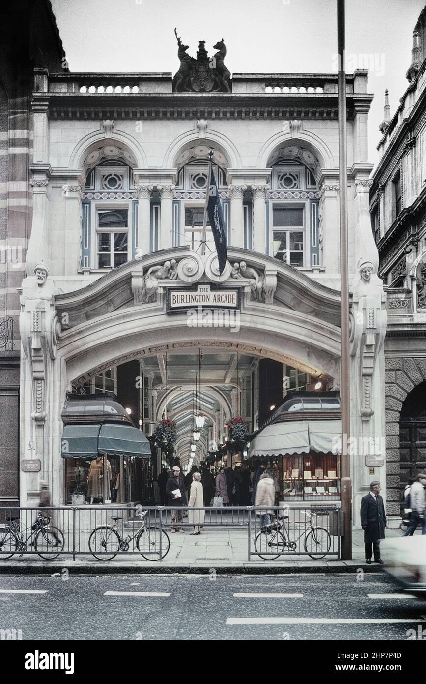 The Burlington Arcade, Londres, Inglaterra, Reino Unido. Alrededor de los años 80 Foto de stock