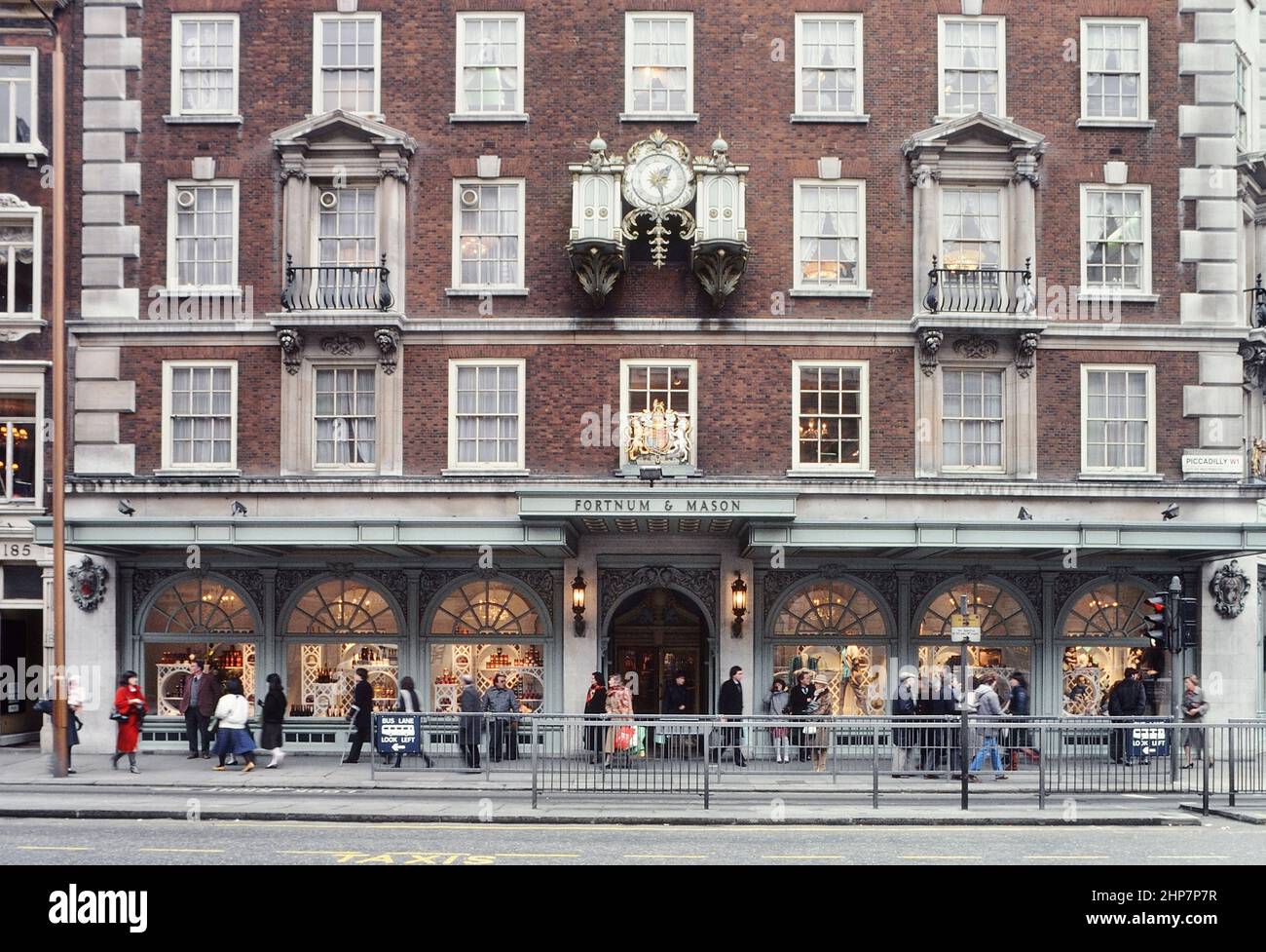 Fortnum & Mason, o Fortnum's. Una tienda de lujo en Piccadilly, Londres, Inglaterra, Reino Unido. Alrededor de los años 80 Foto de stock