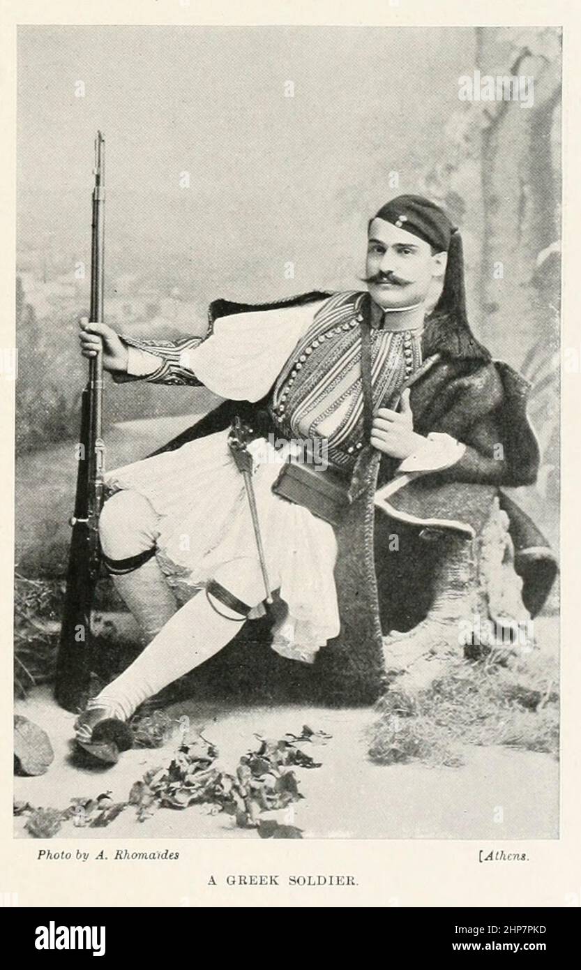 Un soldado griego del libro Las razas vivas de la humanidad; Volumen 2 por Henry Neville Hutchinson, Publicado en Londres en 1901 por Hutchinson & CO Foto de stock