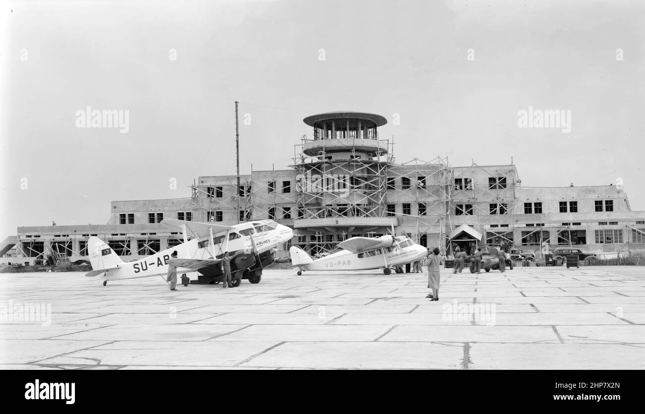 Historia de Oriente Medio: Aeropuerto de Lydda. Edificio del aeropuerto con un avión Misr & Palestine Airways Ubicación: Israel--Lod ca. Entre 1934 y 1939 Foto de stock