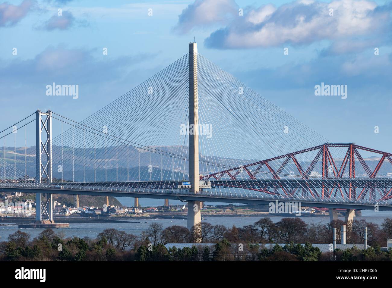 Vista de tres puentes Firth of Forth (Queensferry Crossing, Forth Road & Rail Bridge) en el sol, Escocia, Reino Unido Foto de stock
