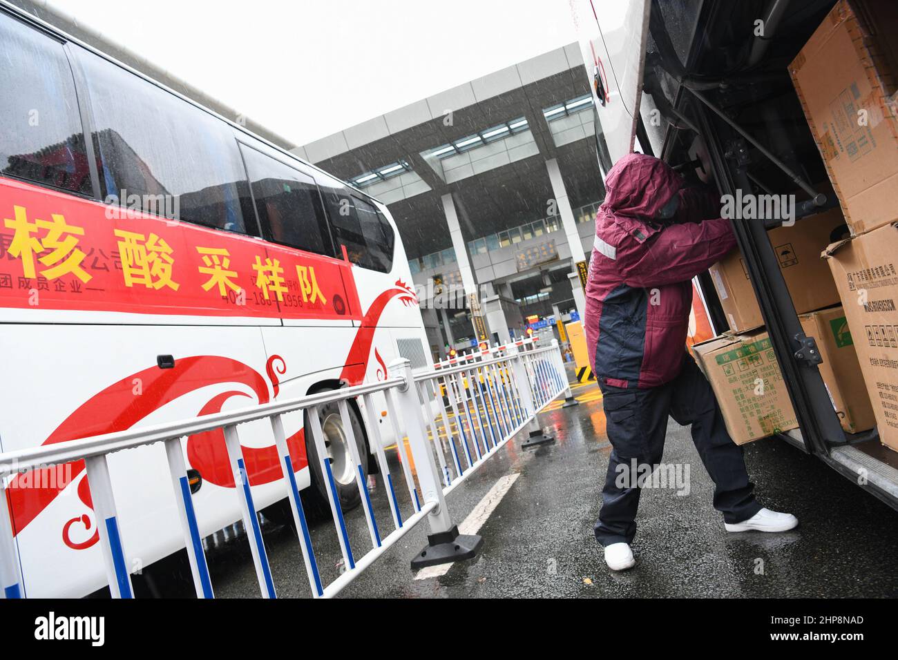 Shenzhen, provincia china de Guangdong. 19th Feb, 2022. Un miembro del personal lleva suministros antipandémicos en el puerto de Shenzhenwan en Shenzhen, provincia de Guangdong, al sur de China, 19 de febrero de 2022. El grupo de trabajo de 114 miembros partió de la ciudad china meridional de Shenzhen el sábado y cooperará con el gobierno de la RAEHK en la investigación de cuidados críticos, el tratamiento y las pruebas de ácidos nucleicos para ayudar a Hong Kong a controlar su último resurgimiento de COVID-19. Crédito: Liang Xu/Xinhua/Alamy Live News Foto de stock