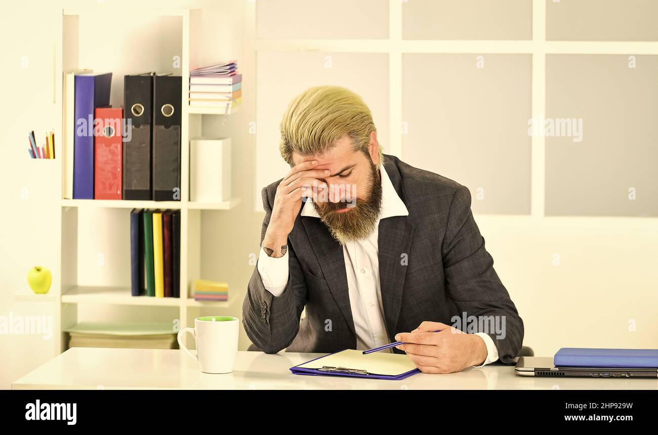 Plan de prevención de pérdidas. Crisis económica. Mercado de valores y  ciclos económicos. Hombre barbudo gerente traje formal sentarse oficina.  Valores de inversión como Fotografía de stock - Alamy