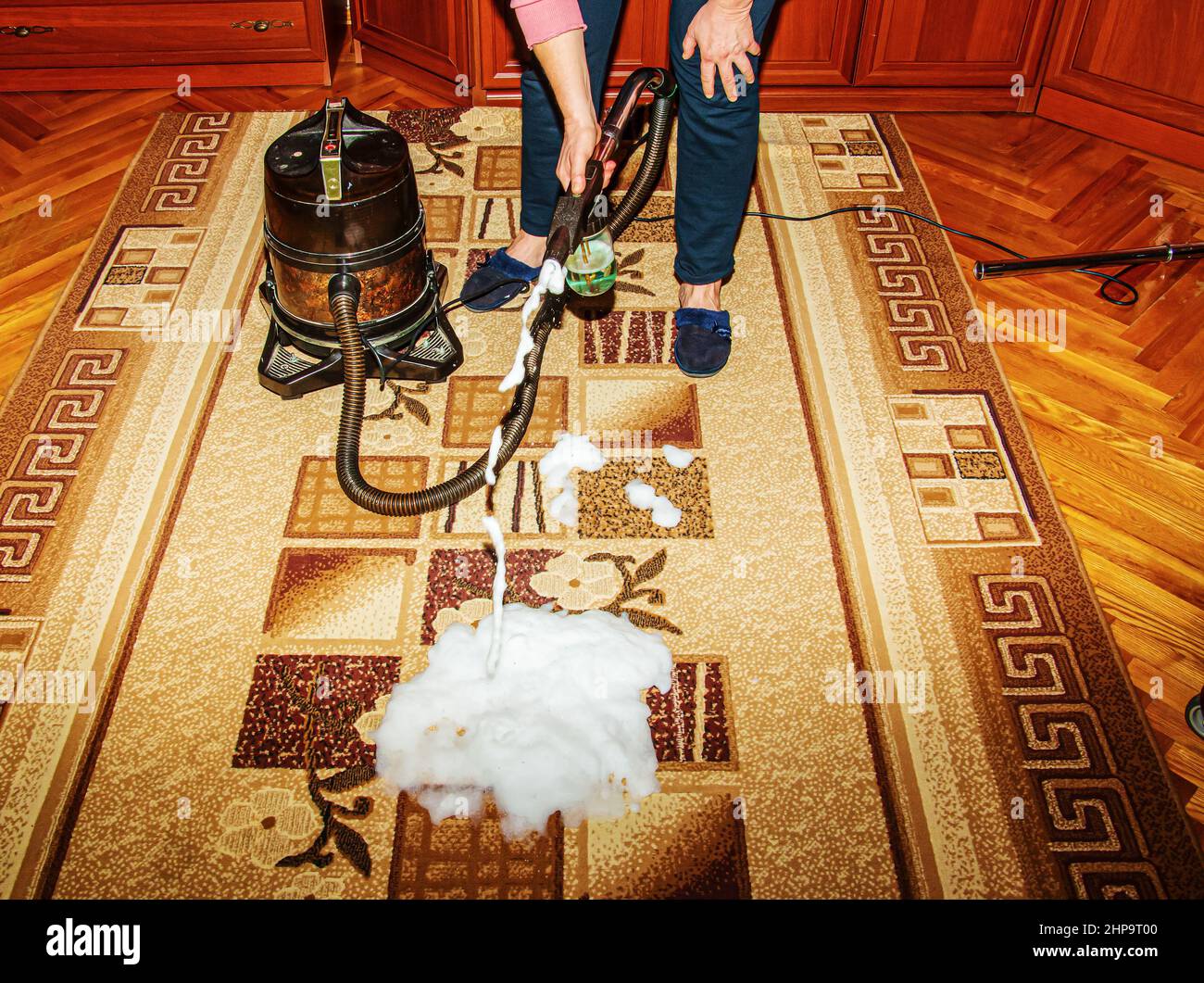 El proceso de limpieza de la moqueta con un aspirador con un filtro de