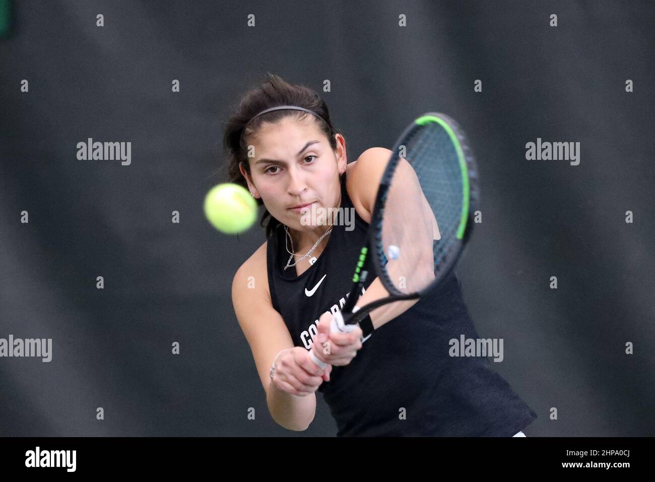 18 de febrero de 2022: Caroline Pozo de la Universidad de Colorado compite en un partido de tenis femenino de la NCAA entre Colorado y la Universidad Estatal de Portland en el Tualatin Hills Park and Recreation Center en Beaverton, O Larry C. Lawson/Cal Sport Media Foto de stock