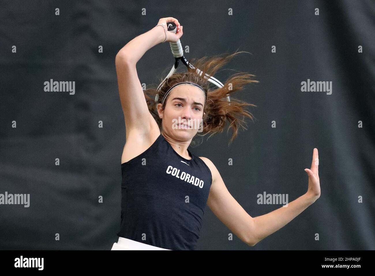 18 de febrero de 2022: Milo Stanojevic de la Universidad de Colorado compite en un partido de tenis femenino de la NCAA entre Colorado y la Universidad Estatal de Portland en el Tualatin Hills Park and Recreation Center en Beaverton, O Larry C. Lawson/Cal Sport Media Foto de stock