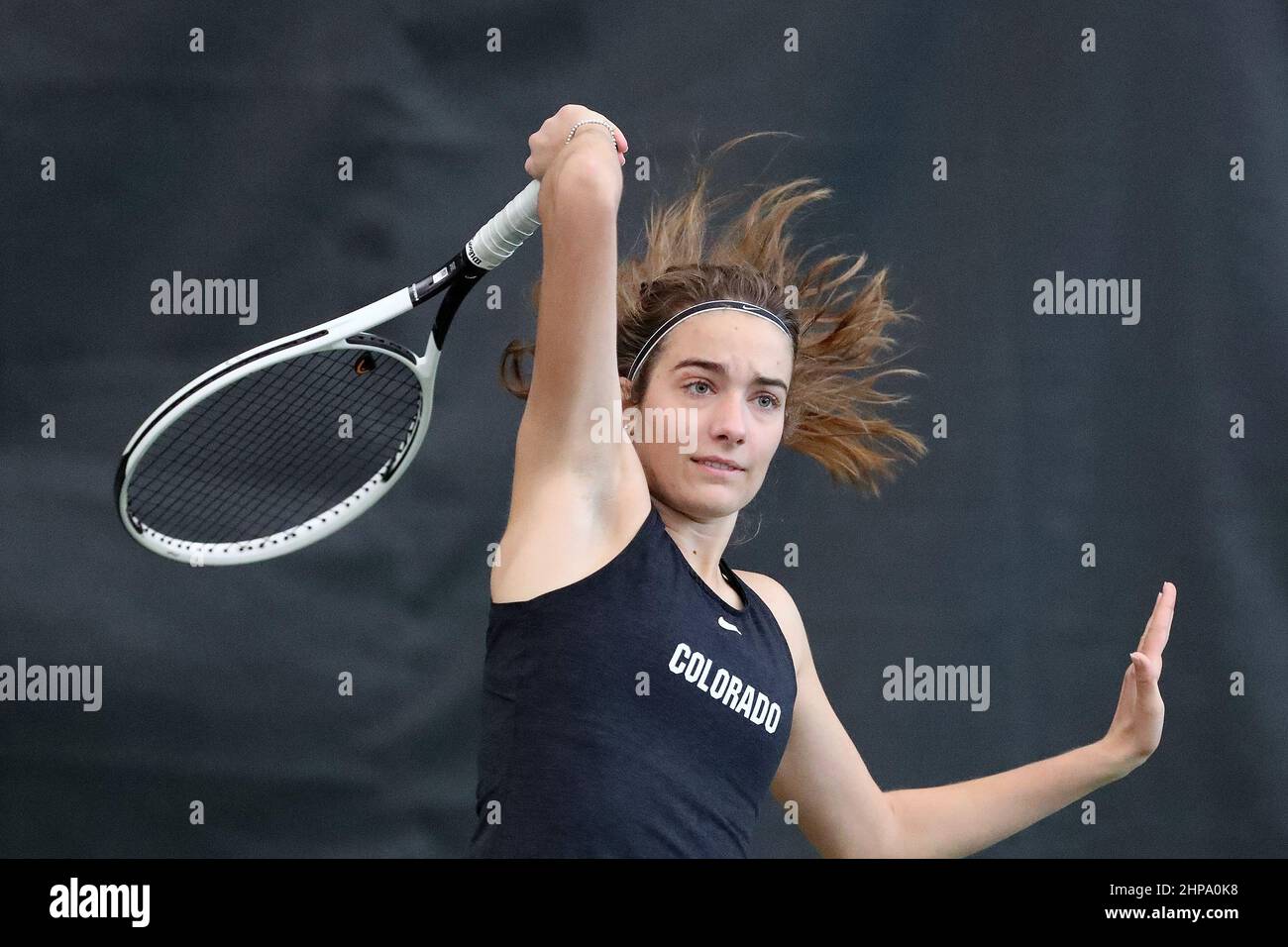 18 de febrero de 2022: Milo Stanojevic de la Universidad de Colorado compite en un partido de tenis femenino de la NCAA entre Colorado y la Universidad Estatal de Portland en el Tualatin Hills Park and Recreation Center en Beaverton, O Larry C. Lawson/Cal Sport Media Foto de stock