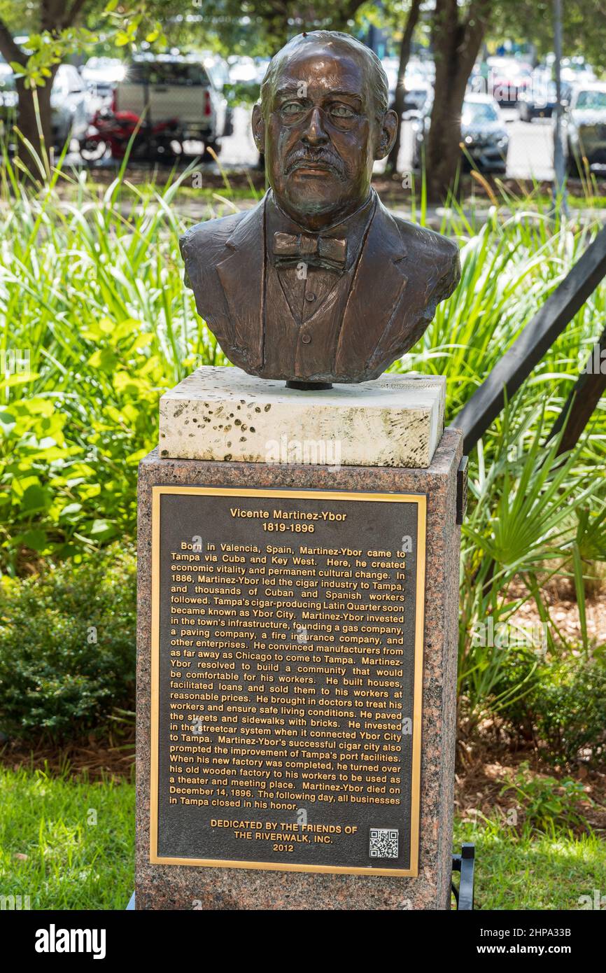Busto de Vicente Martinez-Ybor, fundador de Ybor City, en el Tampa Riverwalk - Tampa, Florida, Estados Unidos Foto de stock