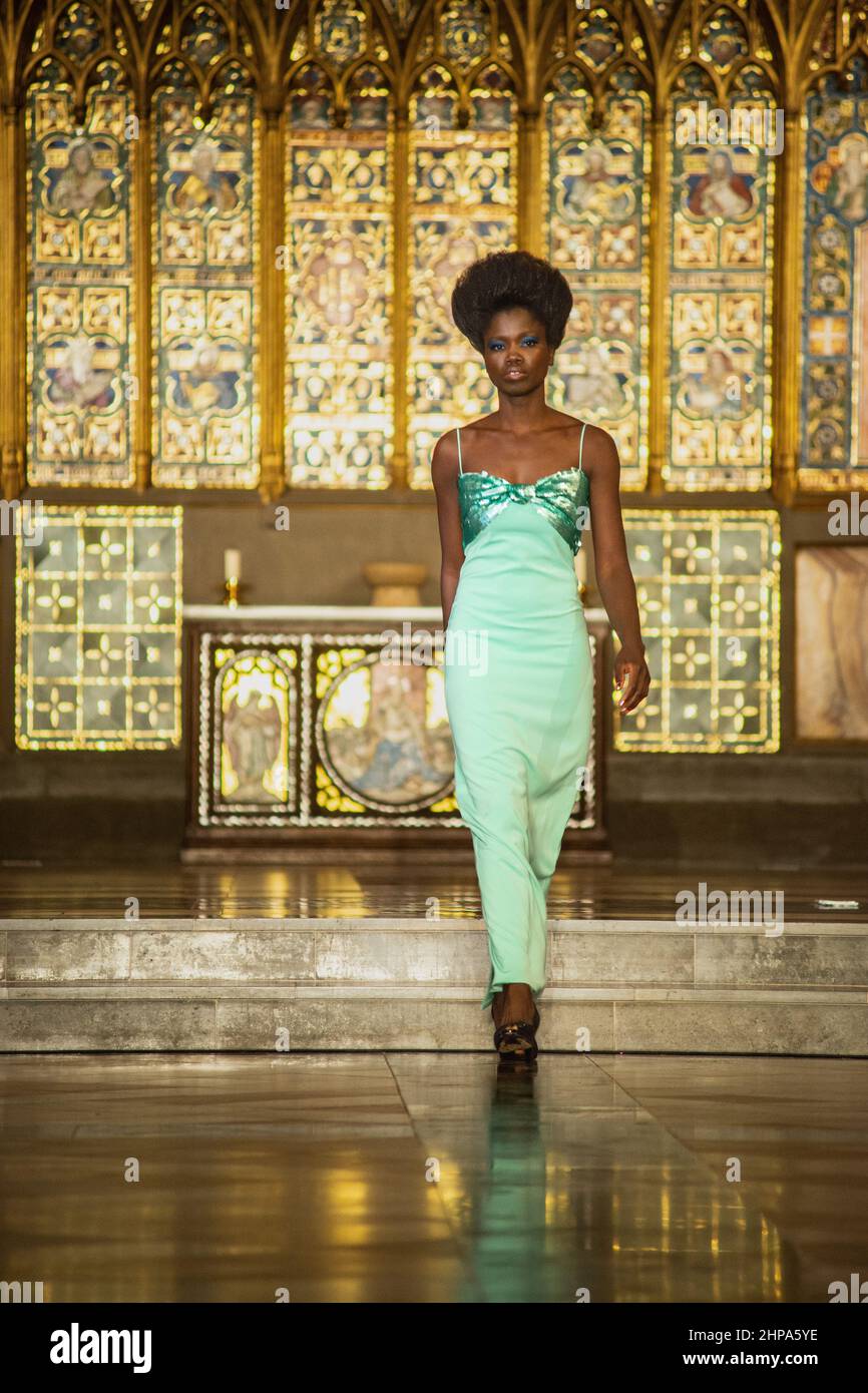 19th de febrero de 2022. Famosos Flock a la moda más fina. Oscar Duke,  cantante y compositor. Los diseñadores de África y Europa ofrecieron una  impresionante muestra de arte a la moda